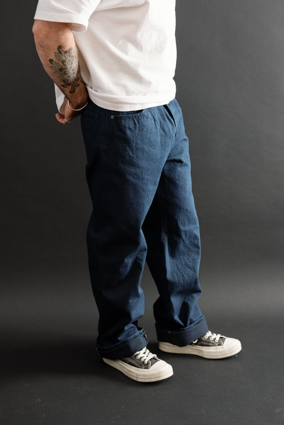 Side view of male model, 5'9