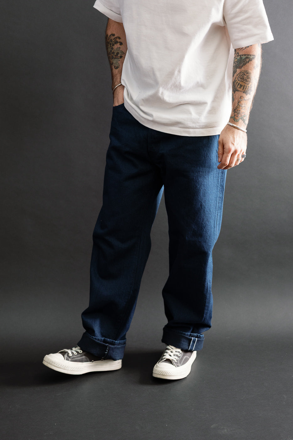 Full body side view of male model (5'9