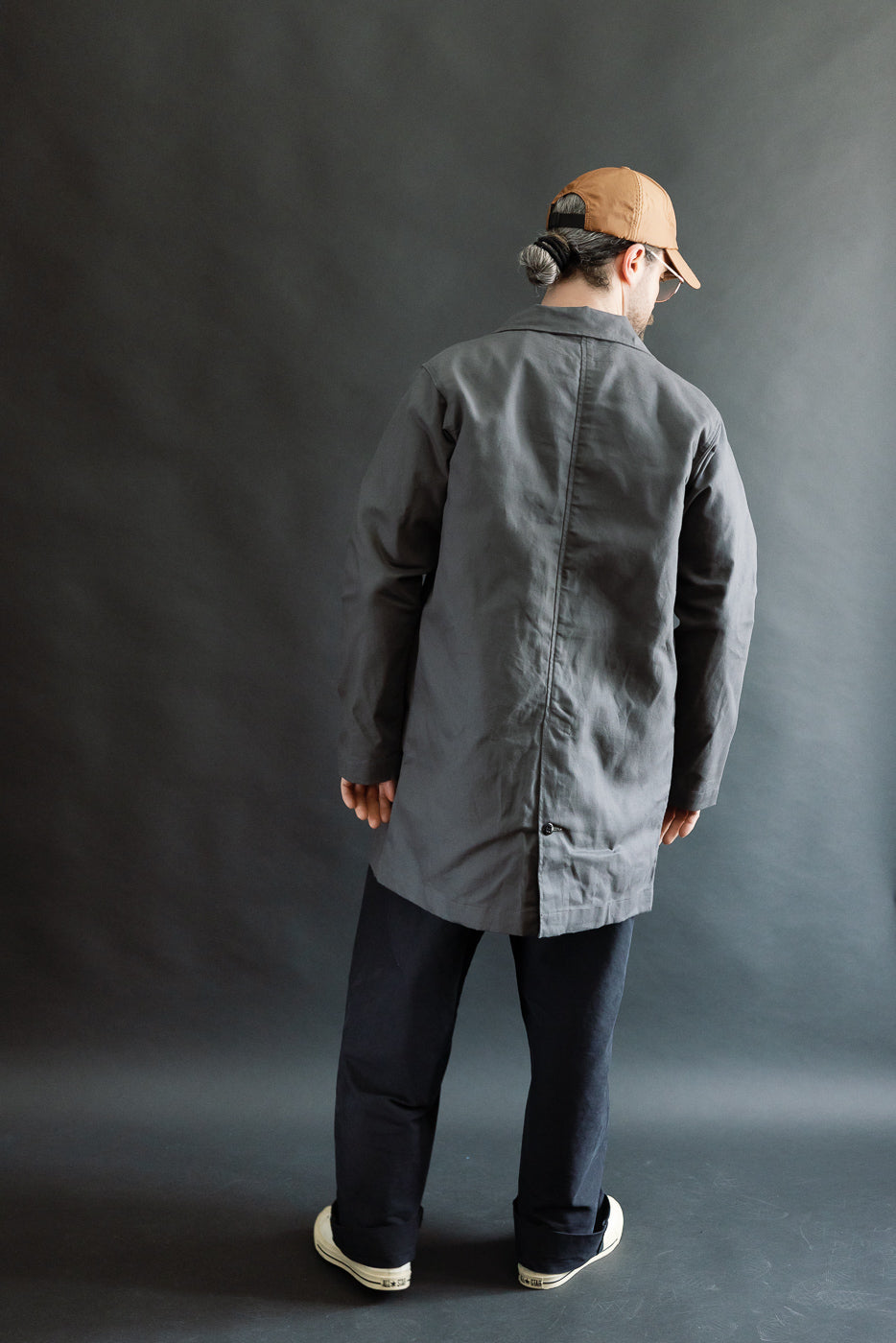 Full body back view of male model, 5'9