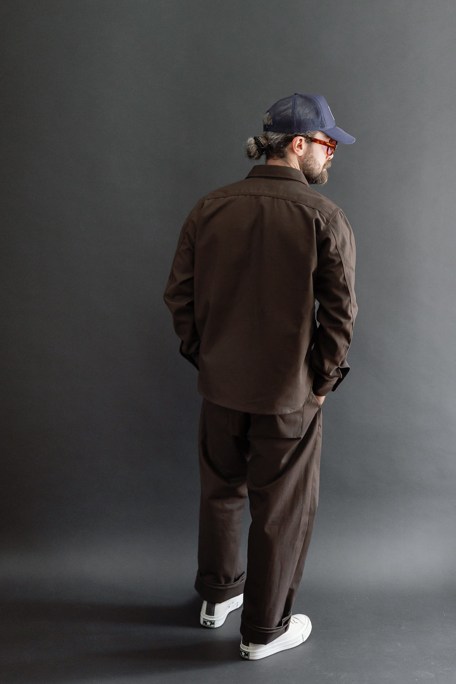 Back view of a male model, 5'9