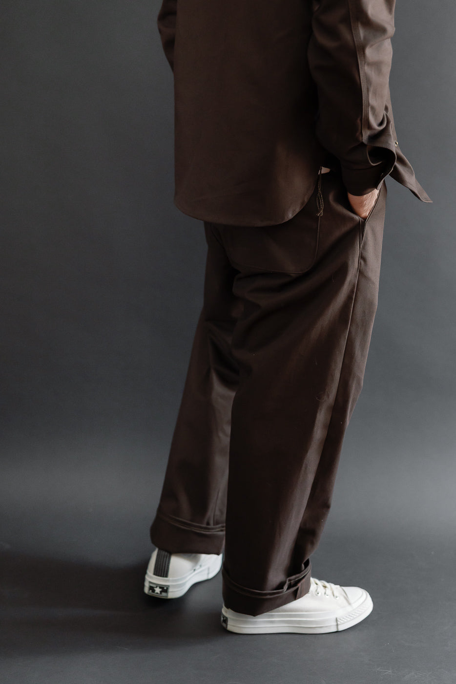 Side view of a male model (5'9