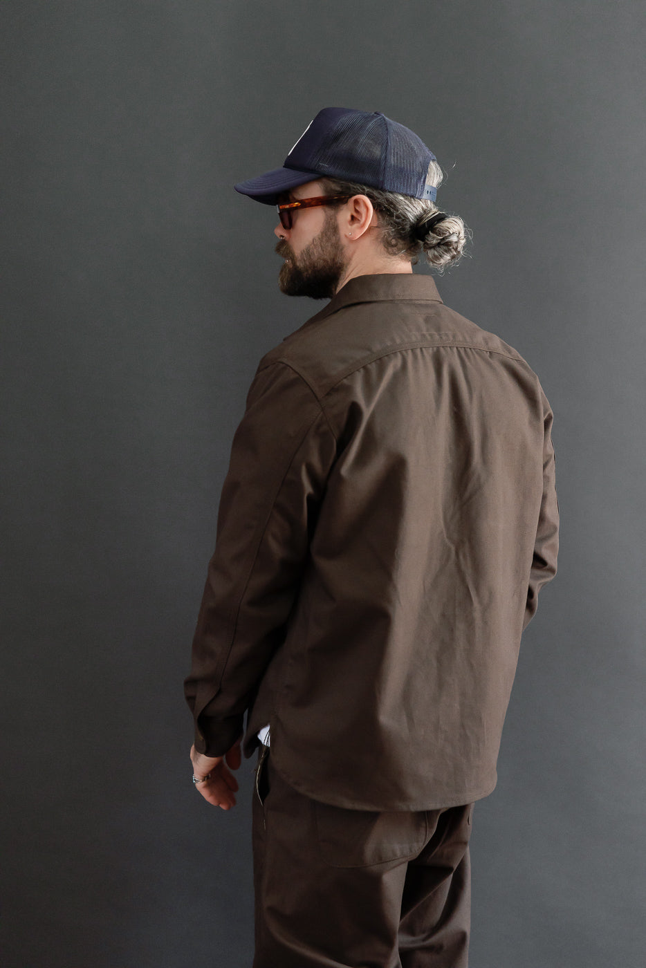 Back view of a male model, 5'9