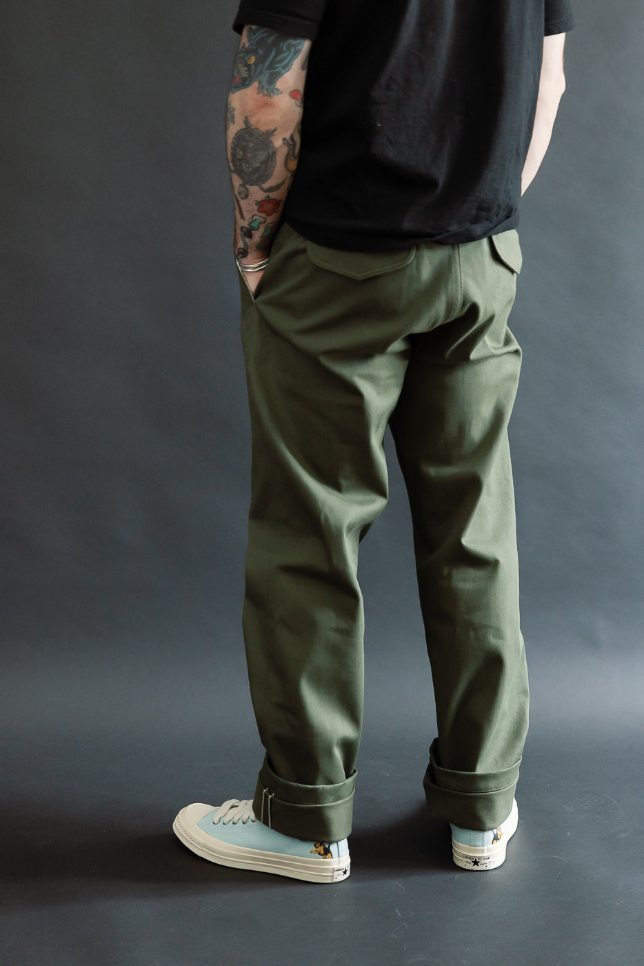 Back view, male model 5'9