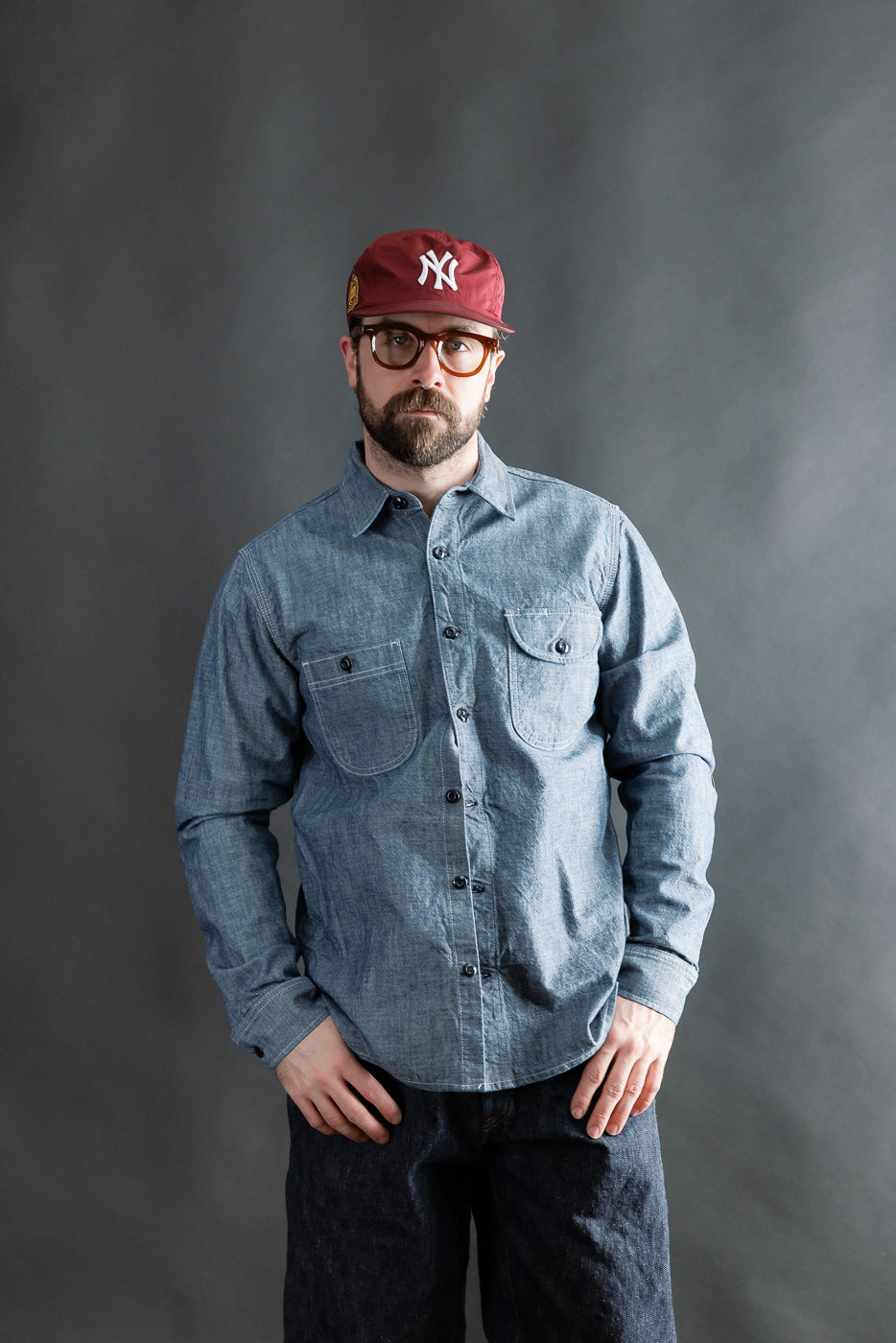 Front view of male model 5'9