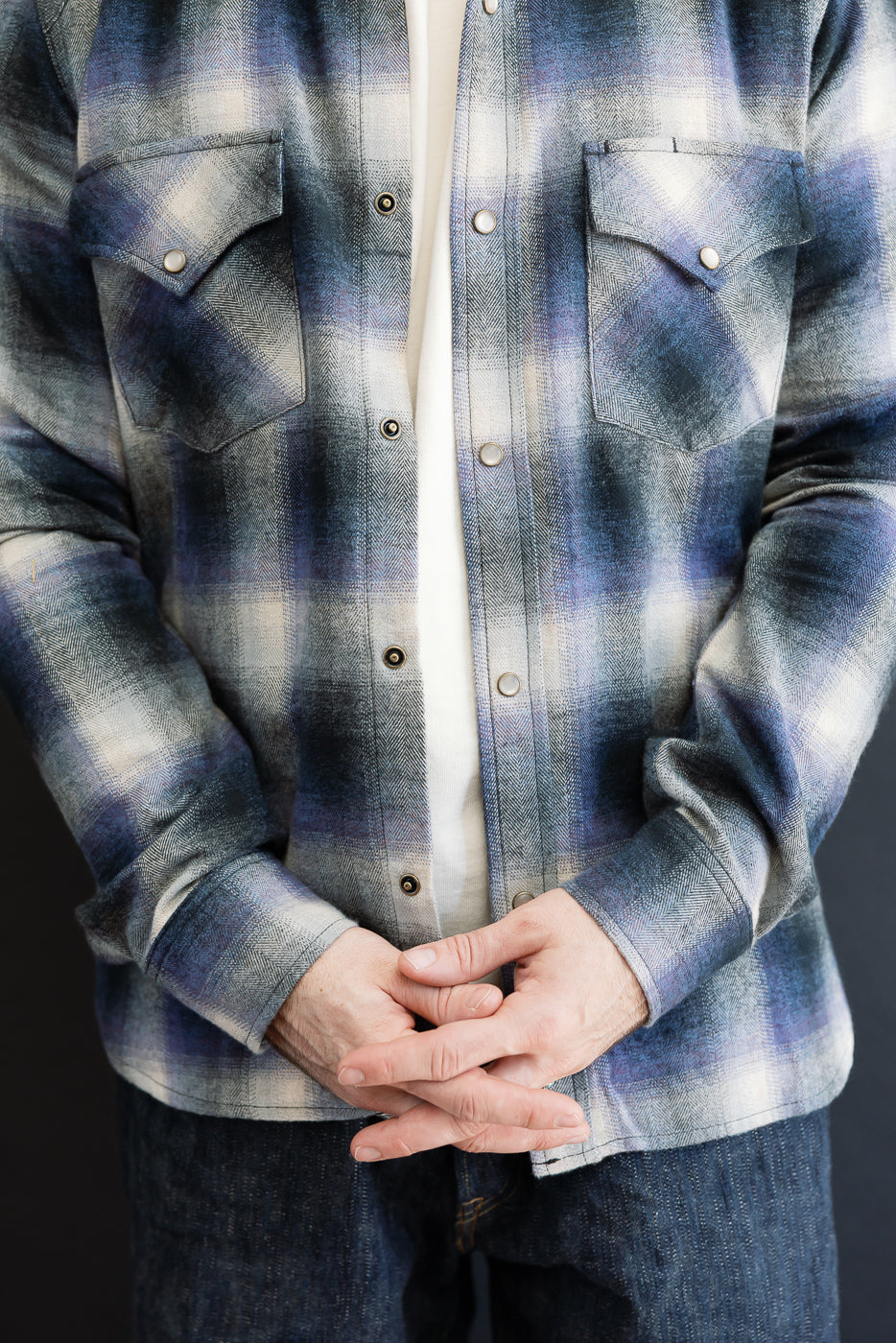 Front view close-up of a male model (5'9