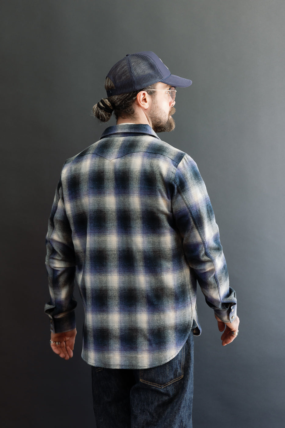 Back view of a male model, 5'9