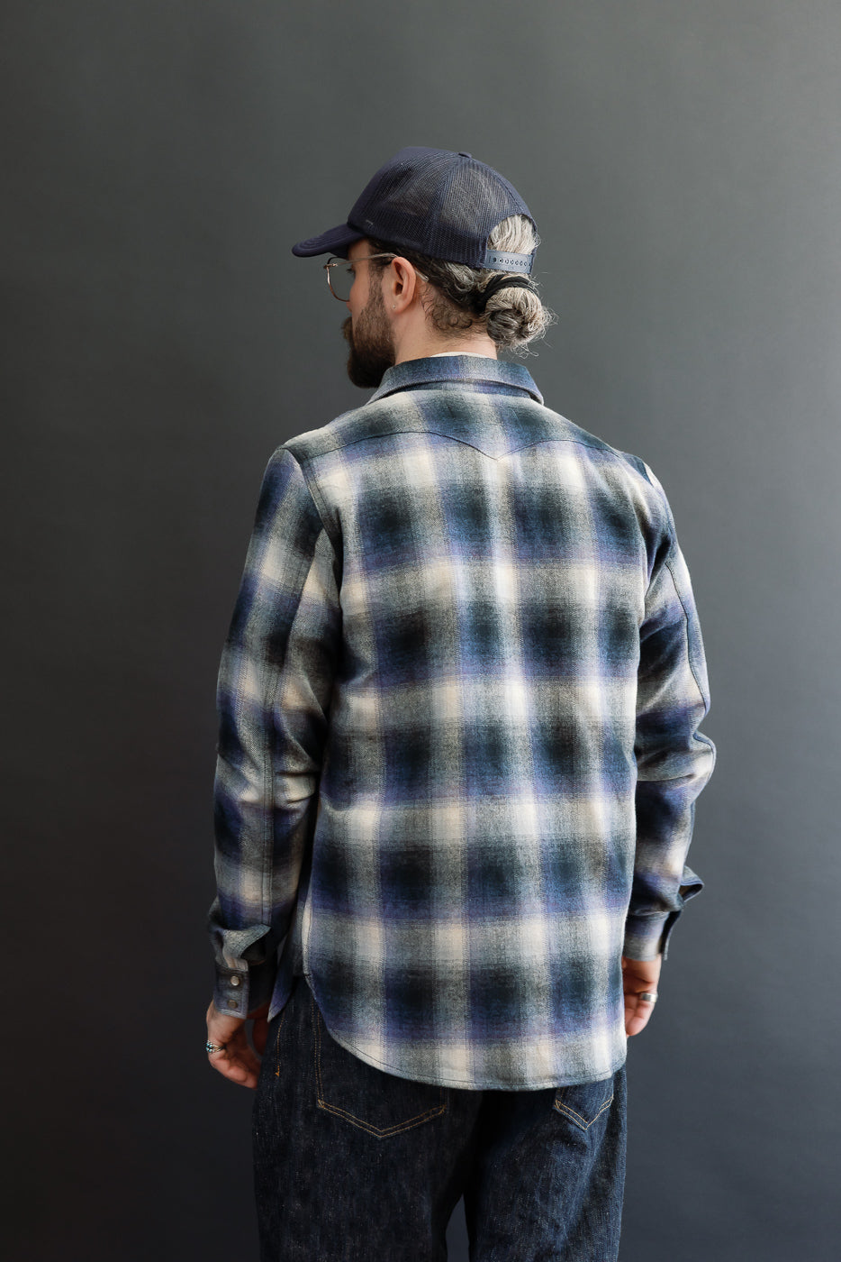Back view of male model (5'9