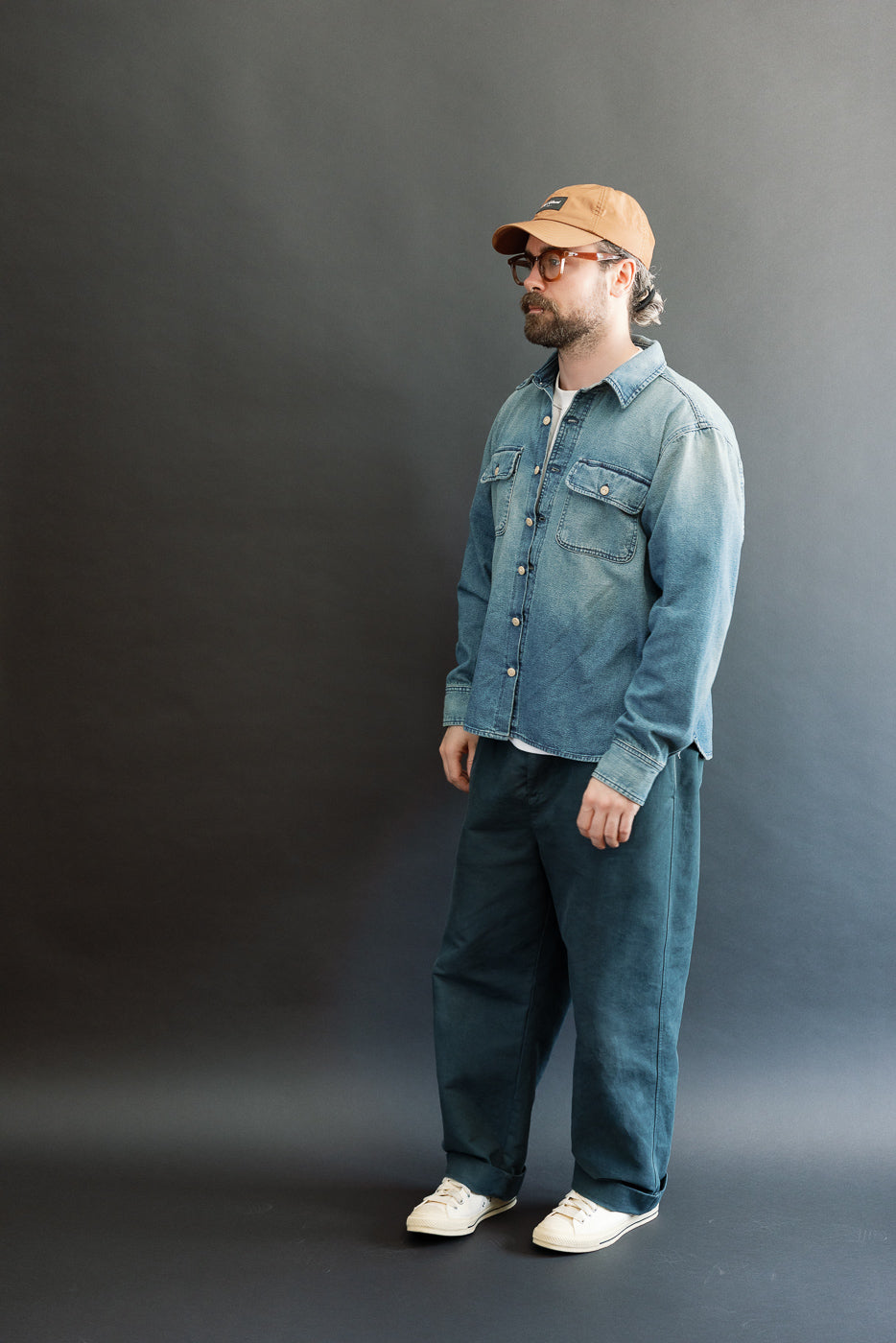 Full body side view of male model, 5'9