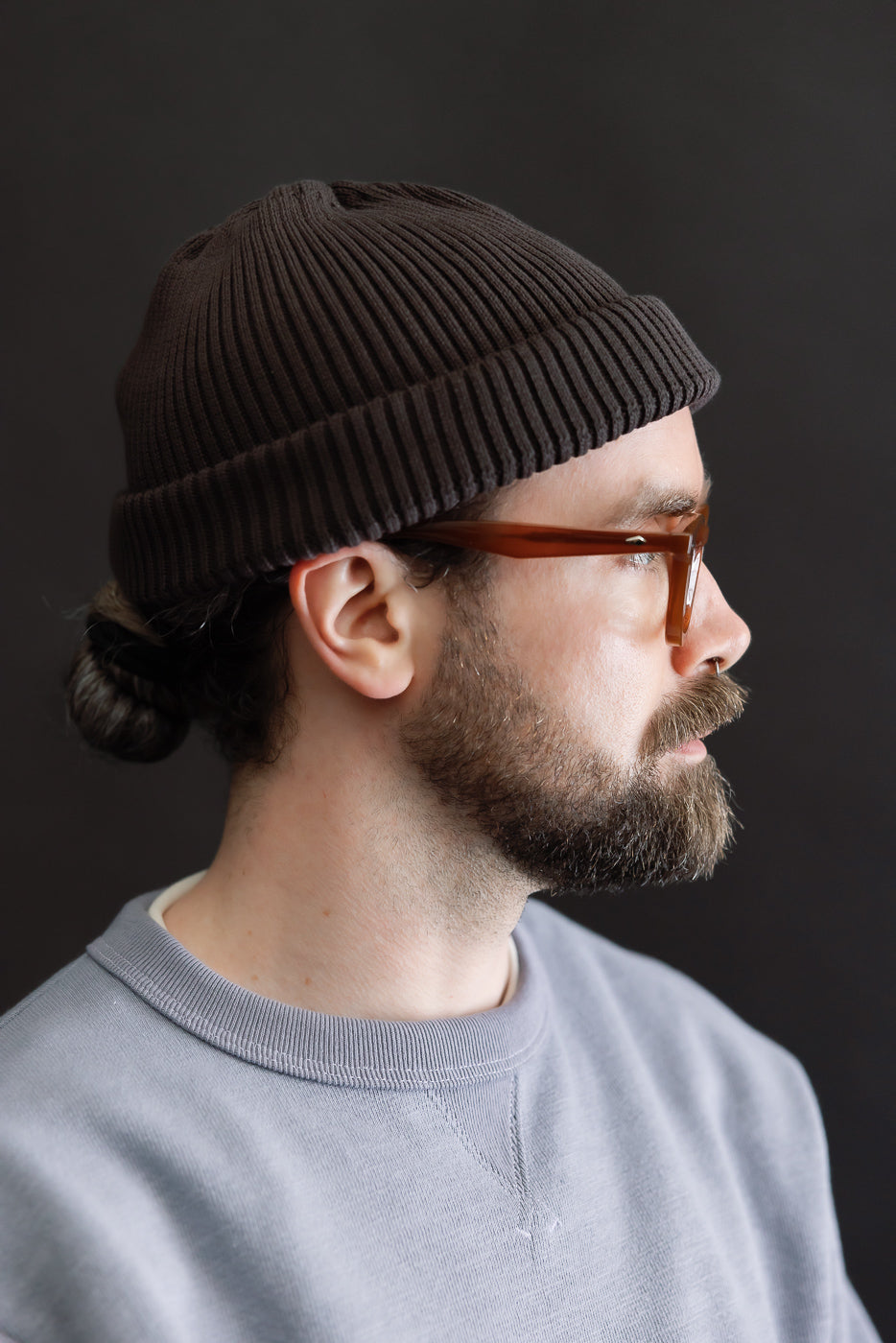 Close-up right side view of male model, 5'9