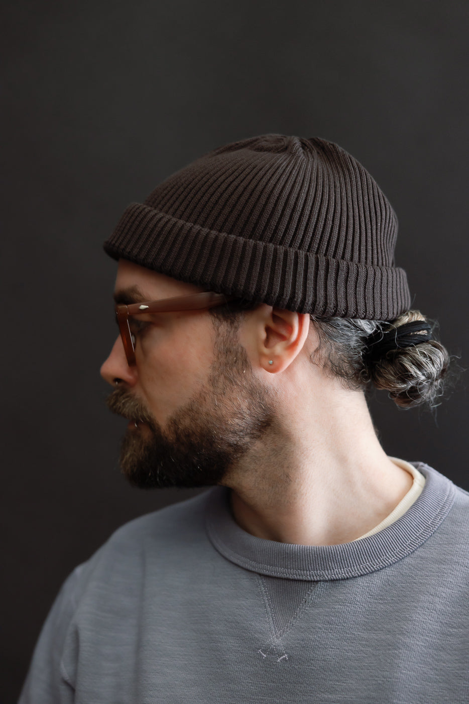 Close-up side view of male model, 5'9