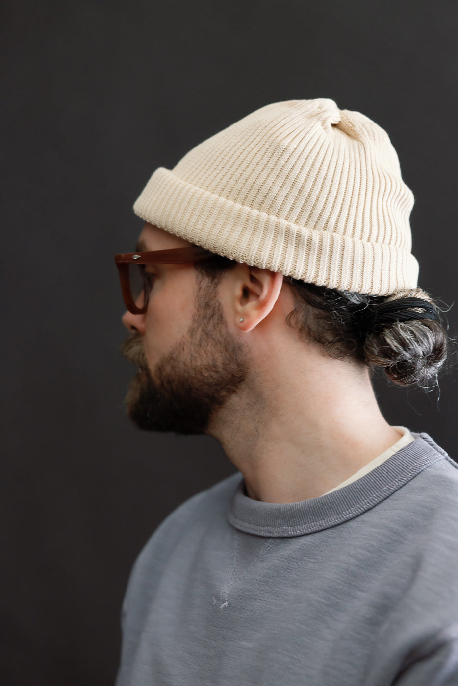 Close-up left side view of male model, 5'9