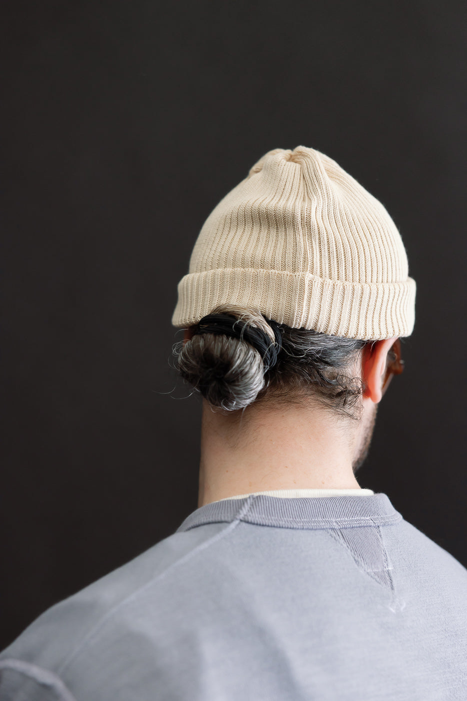 Back view close-up of male model, 5'9