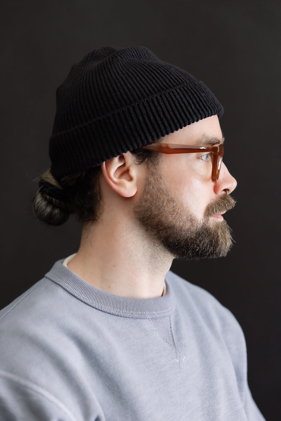 Side profile of male model, 5'9