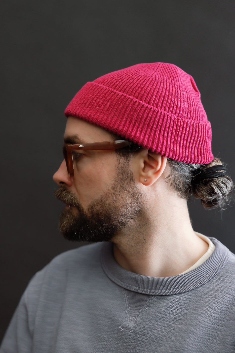 Close-up left side view of male model 5'9