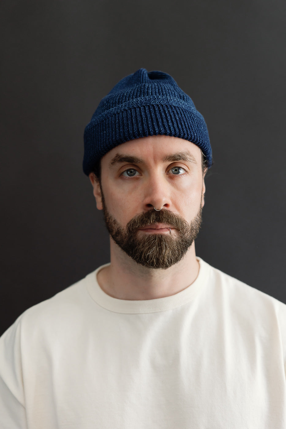 Close-up front view of a male model, 5'9