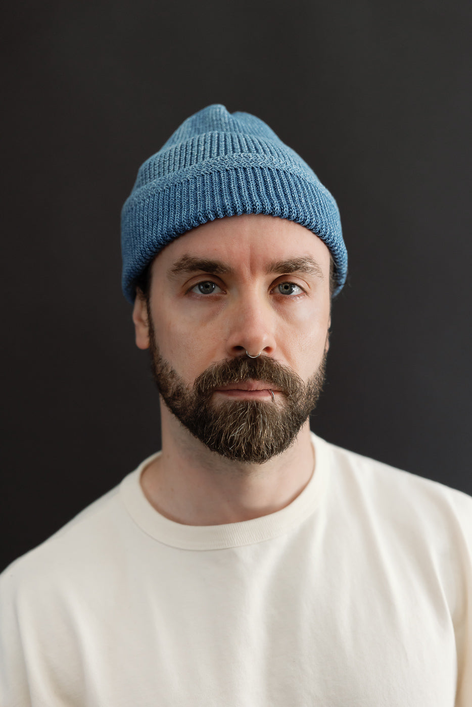 Close-up front view of a male model, 5'9
