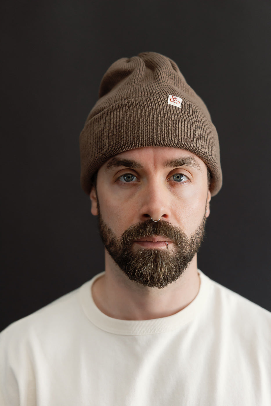 Close-up front view of a male model, 5'9