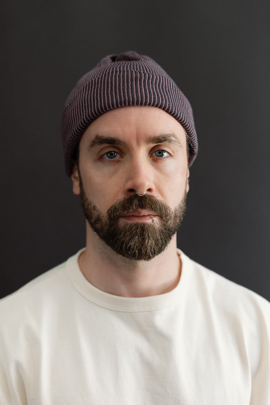 Close-up front view of a male model, 5'9