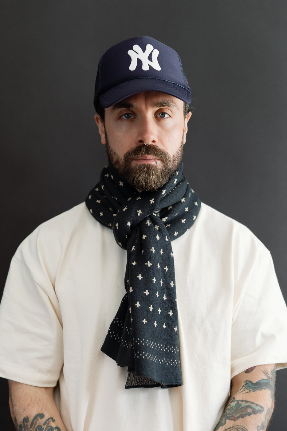 Front view of male model (5'9