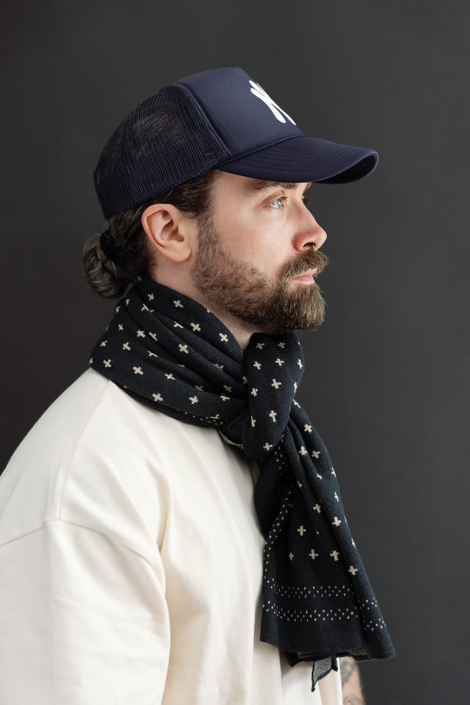 Profile view of male model (5'9