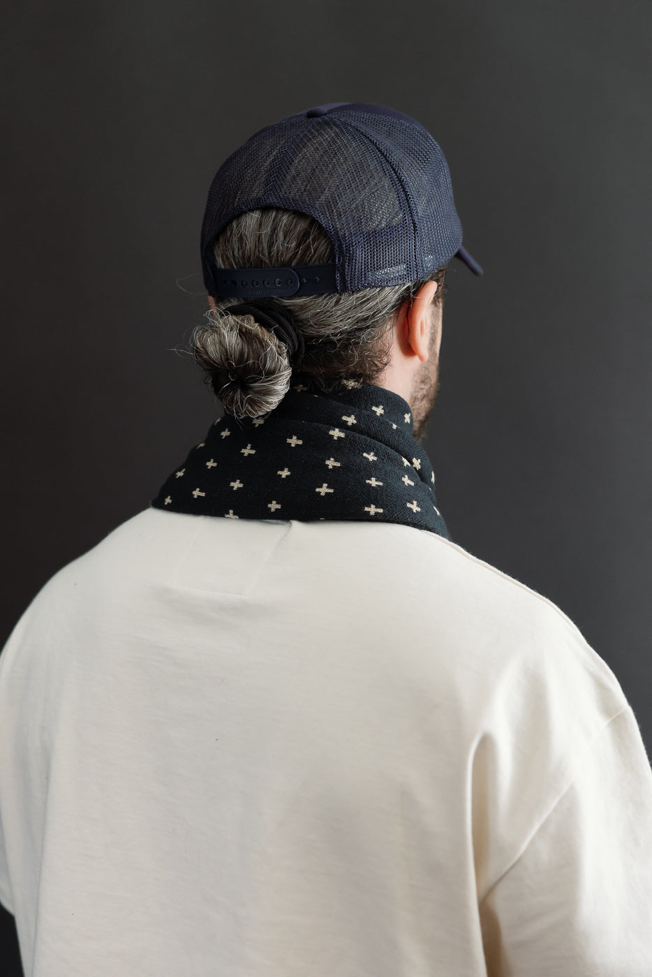 Back view of a male model (5'9