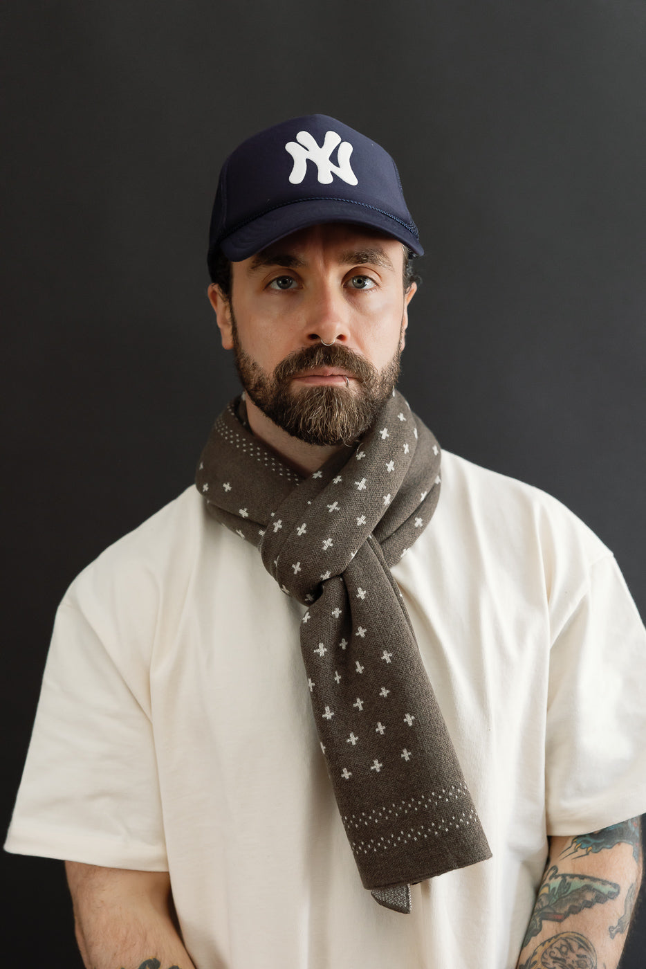 Close-up front view of a male model, 5'9