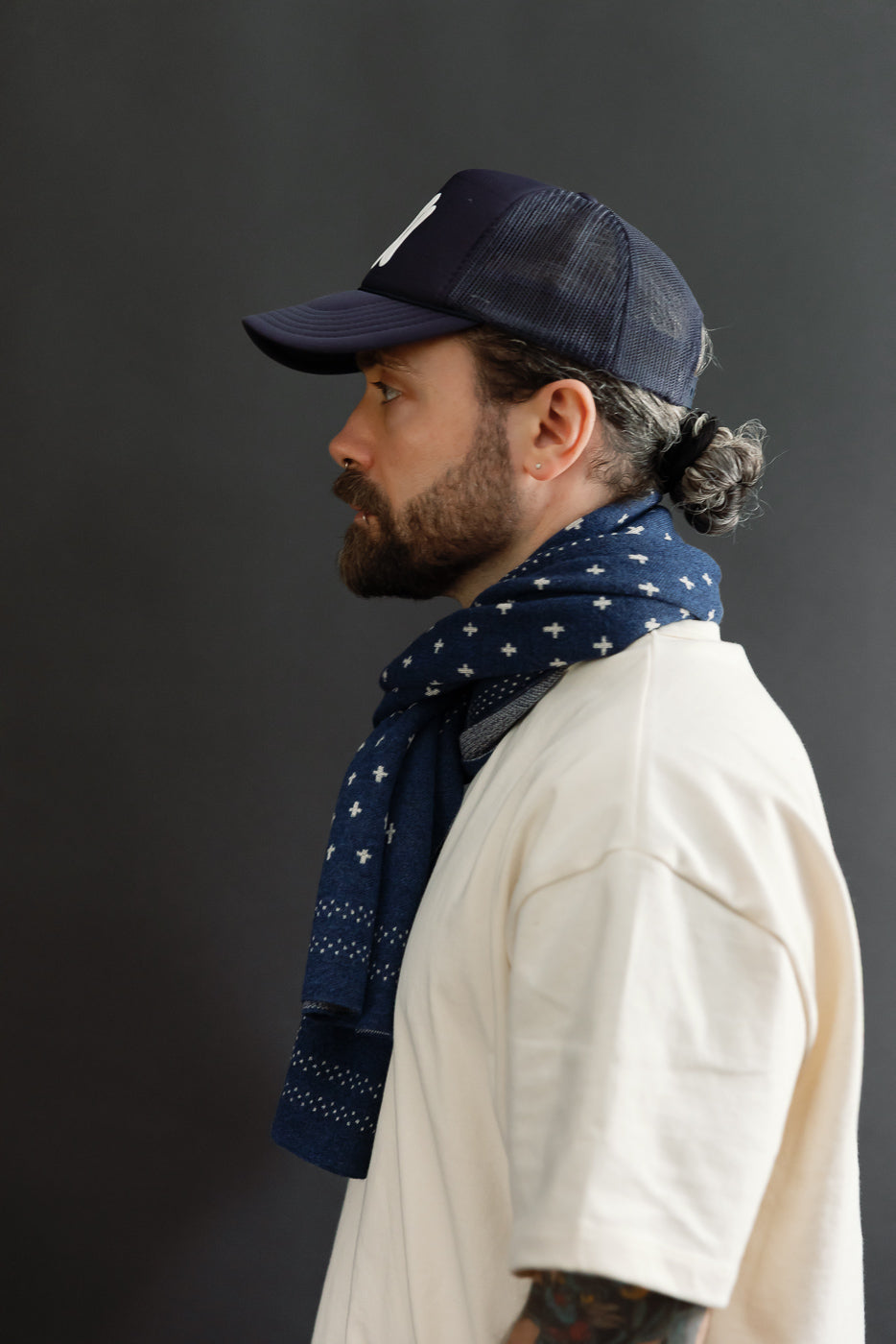 Profile view of male model (5'9
