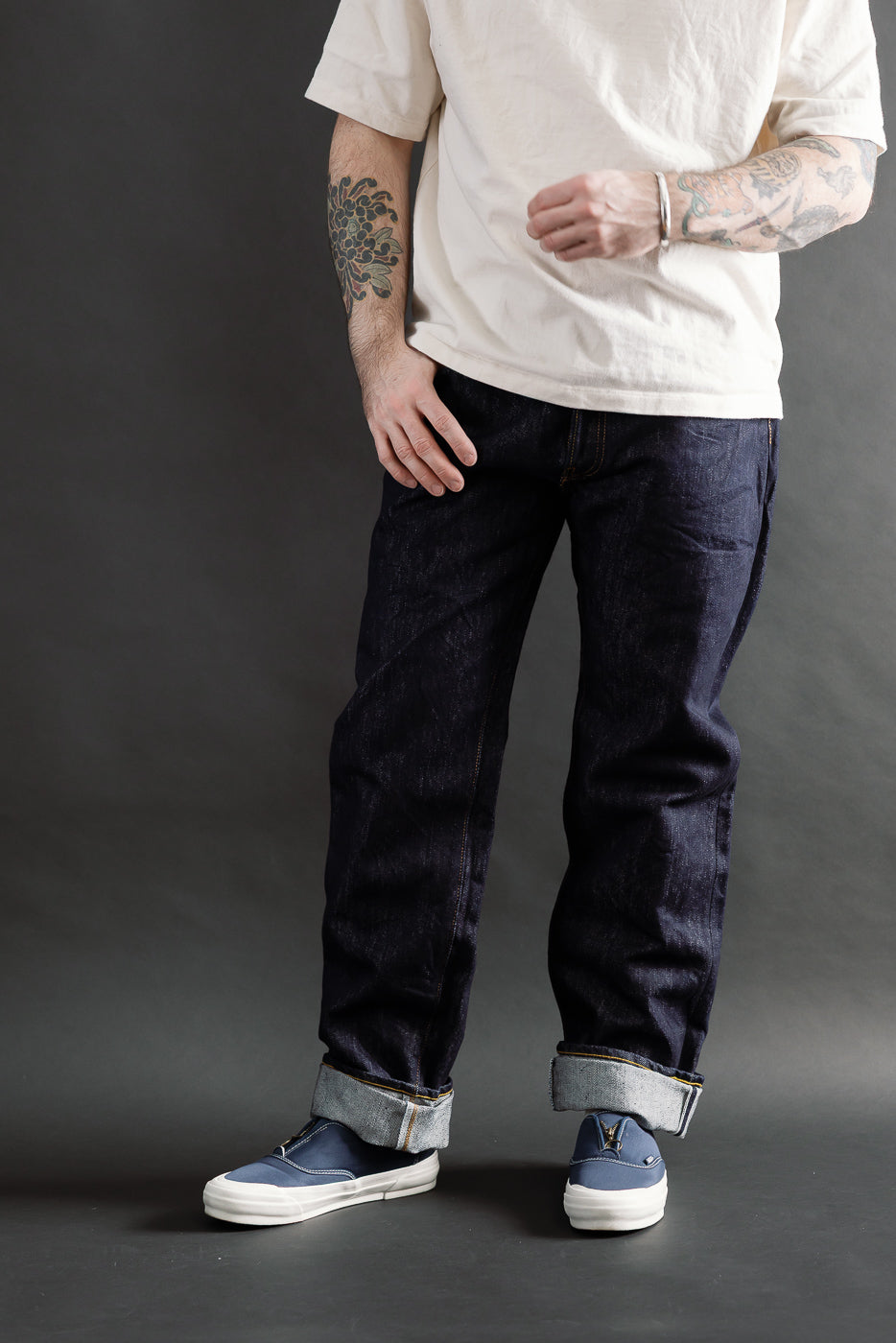 Front full-body view of male model, 5'9