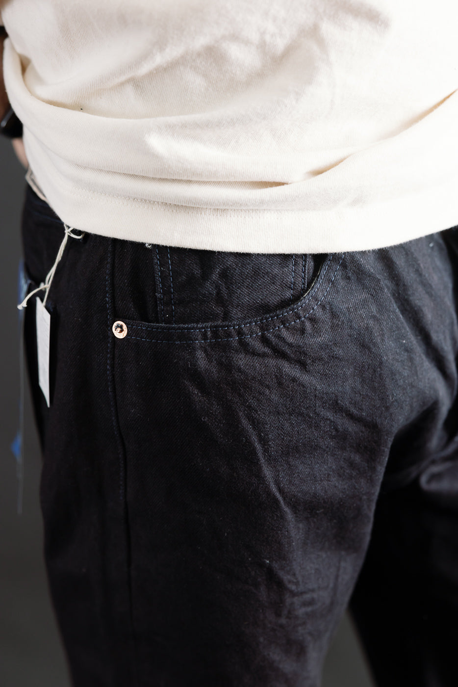 Close-up of front right pocket on Samurai S0510XX-Bob 15oz Aoki Tachikage selvedge denim jeans, shown on a male model, 5'9