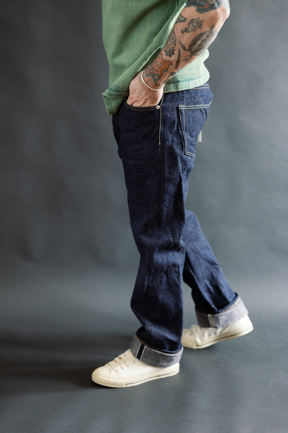 Side view, male model 5'9