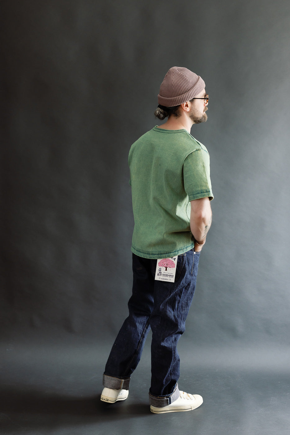 Full body rear view of male model, 5'9