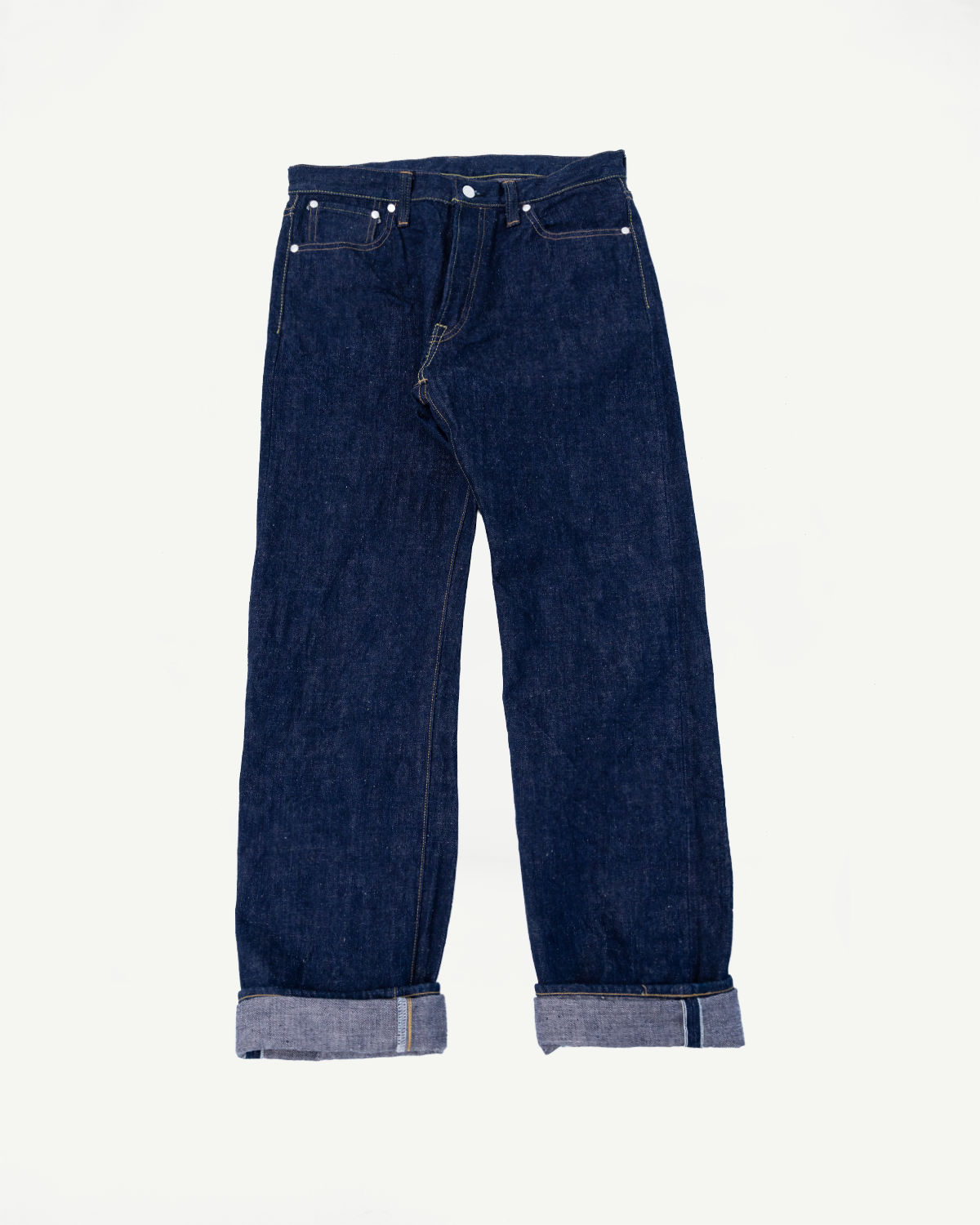 Samurai S500AX-SAKURA jeans showcasing dark-indigo 18oz Ai-Plus-Sakura selvedge denim with sakura-dyed weft, five-pocket styling, and turned-up cuffs revealing selvedge edge.