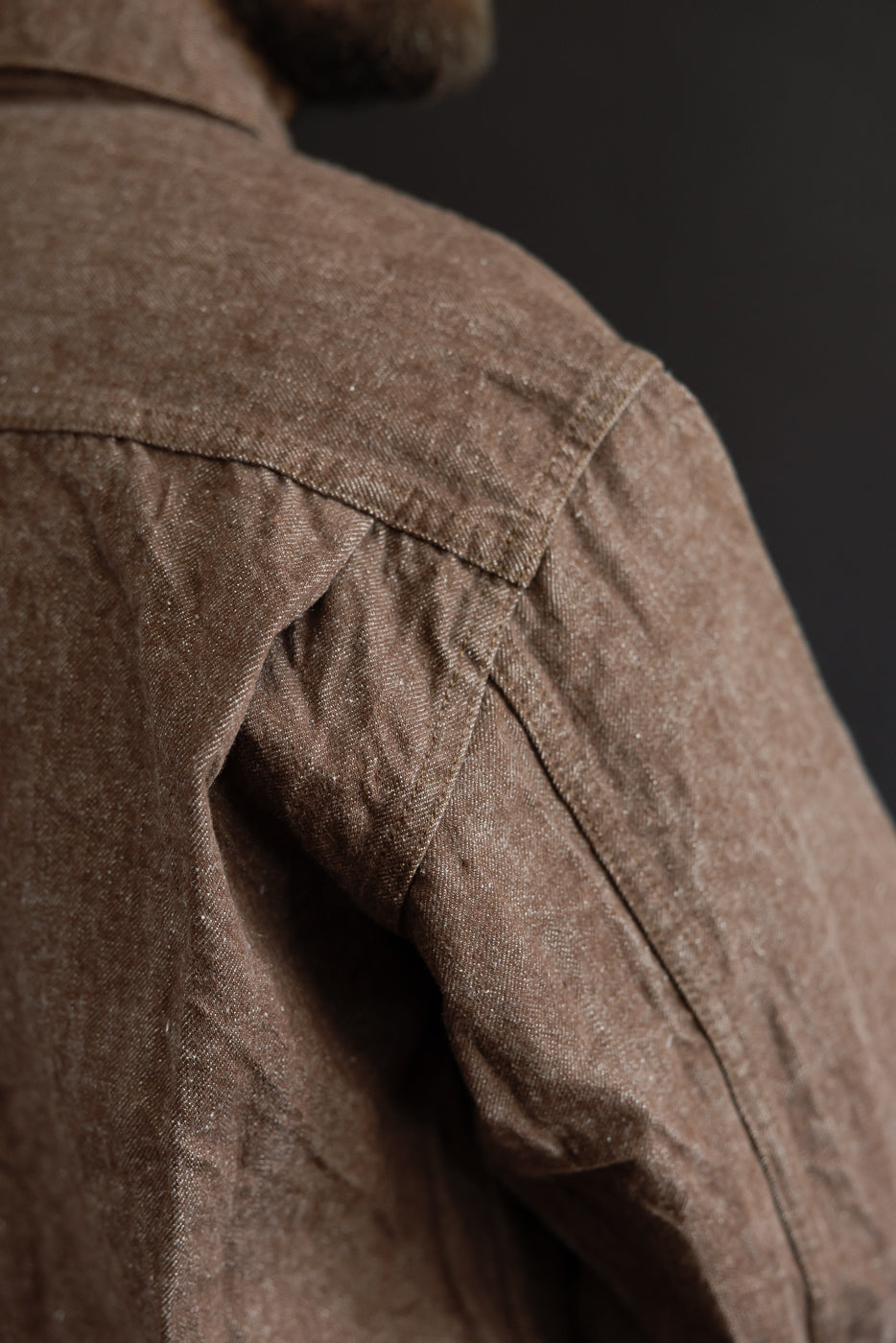 Close-up back view of male model (5'9