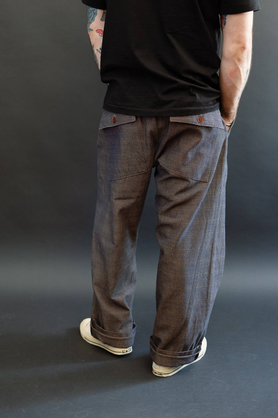 Back view of male model (5'9
