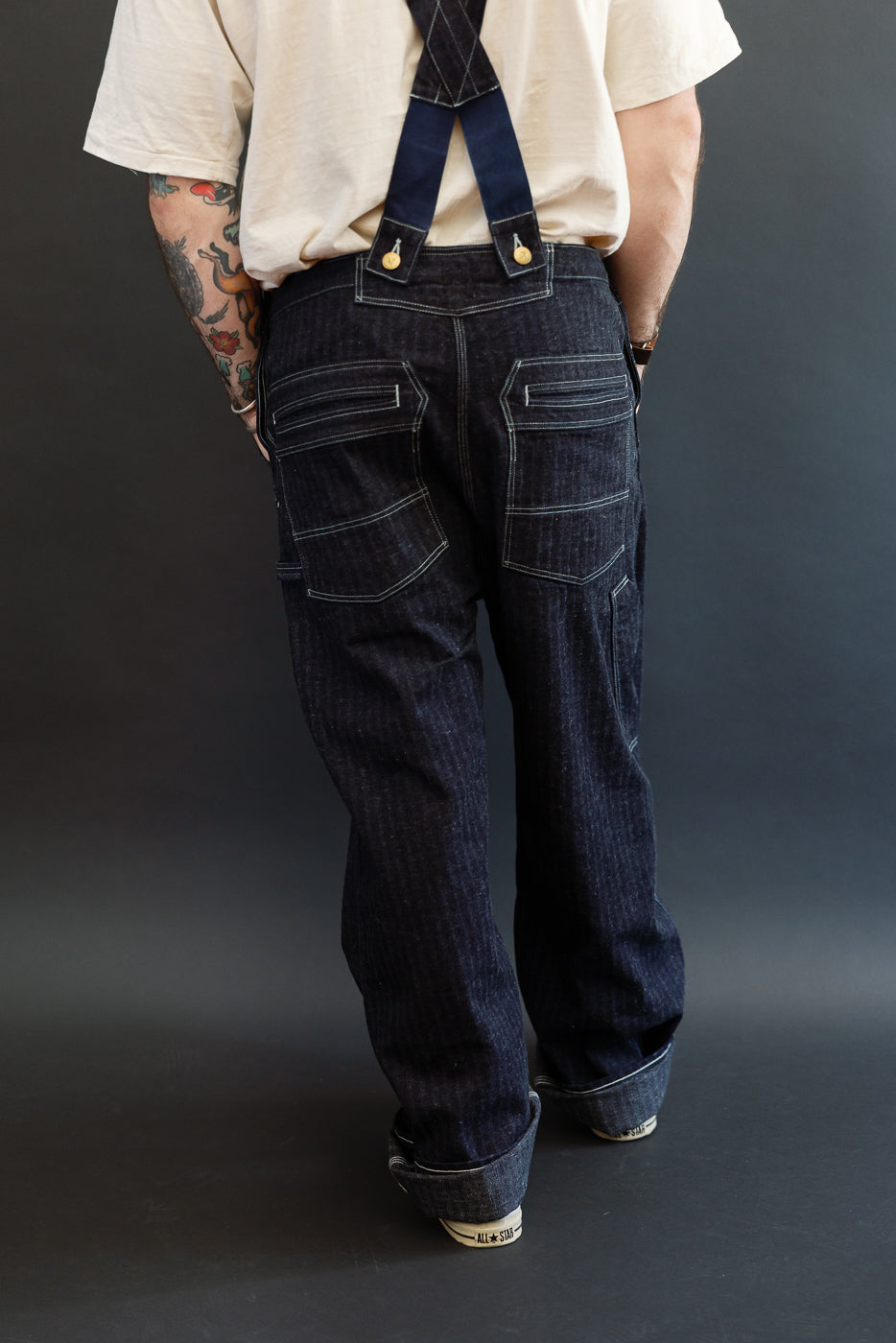 Back view of male model, 5'9