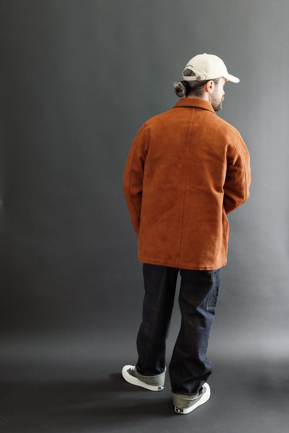 Back view of a male model, 5'9