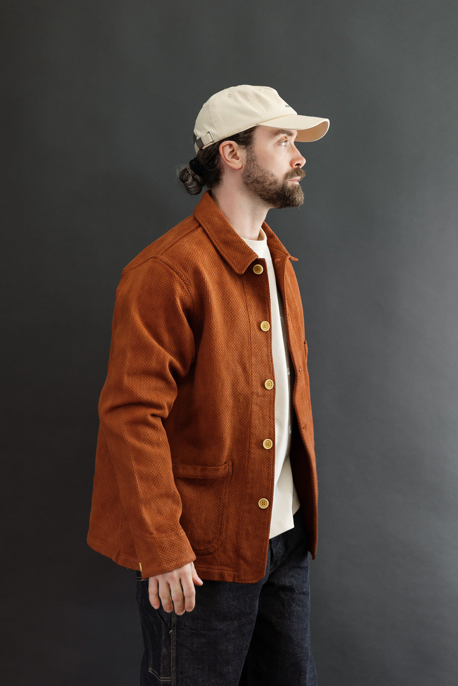 Right profile view of a male model, 5'9