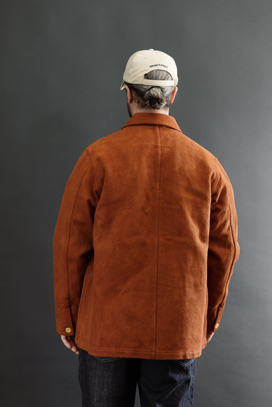Back view of a male model, 5'9