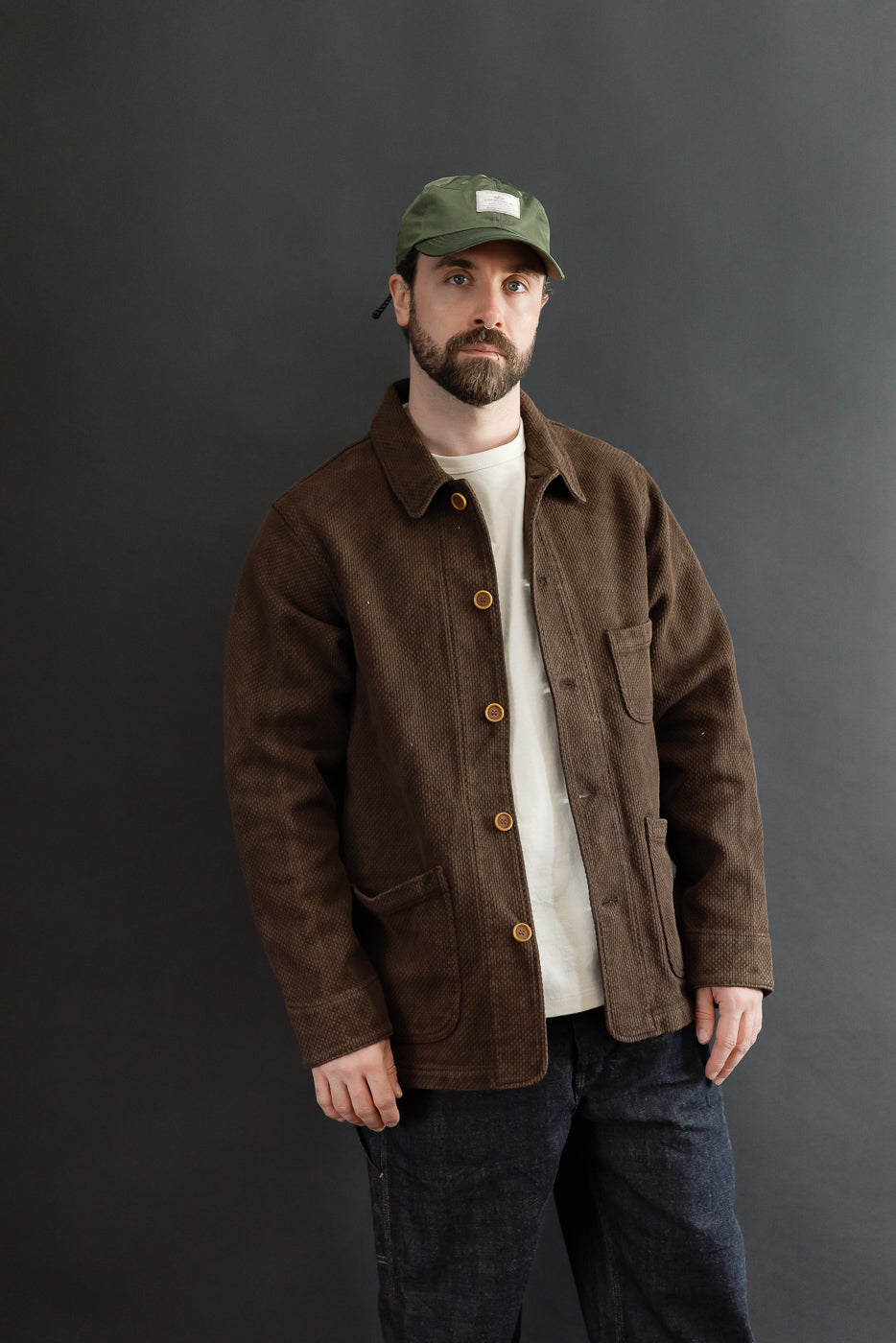 Front view of a male model, 5'9