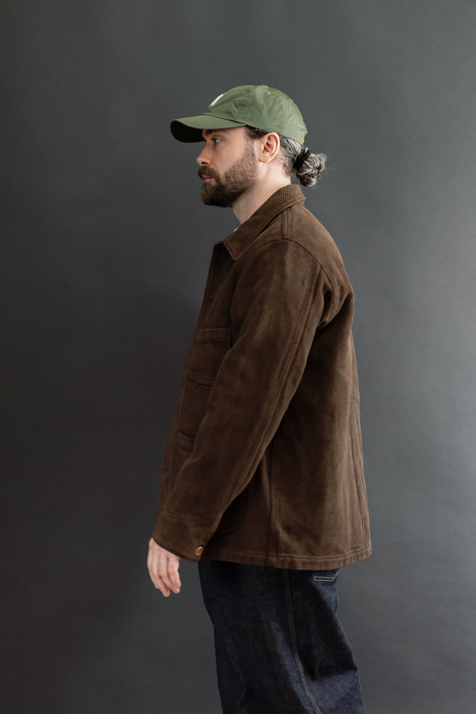 Side view of a male model (5'9
