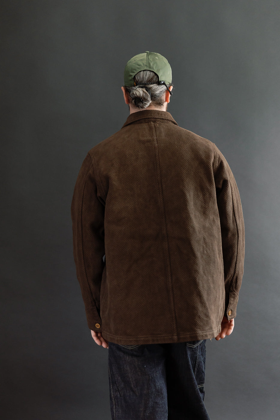 Back view of male model (5'9
