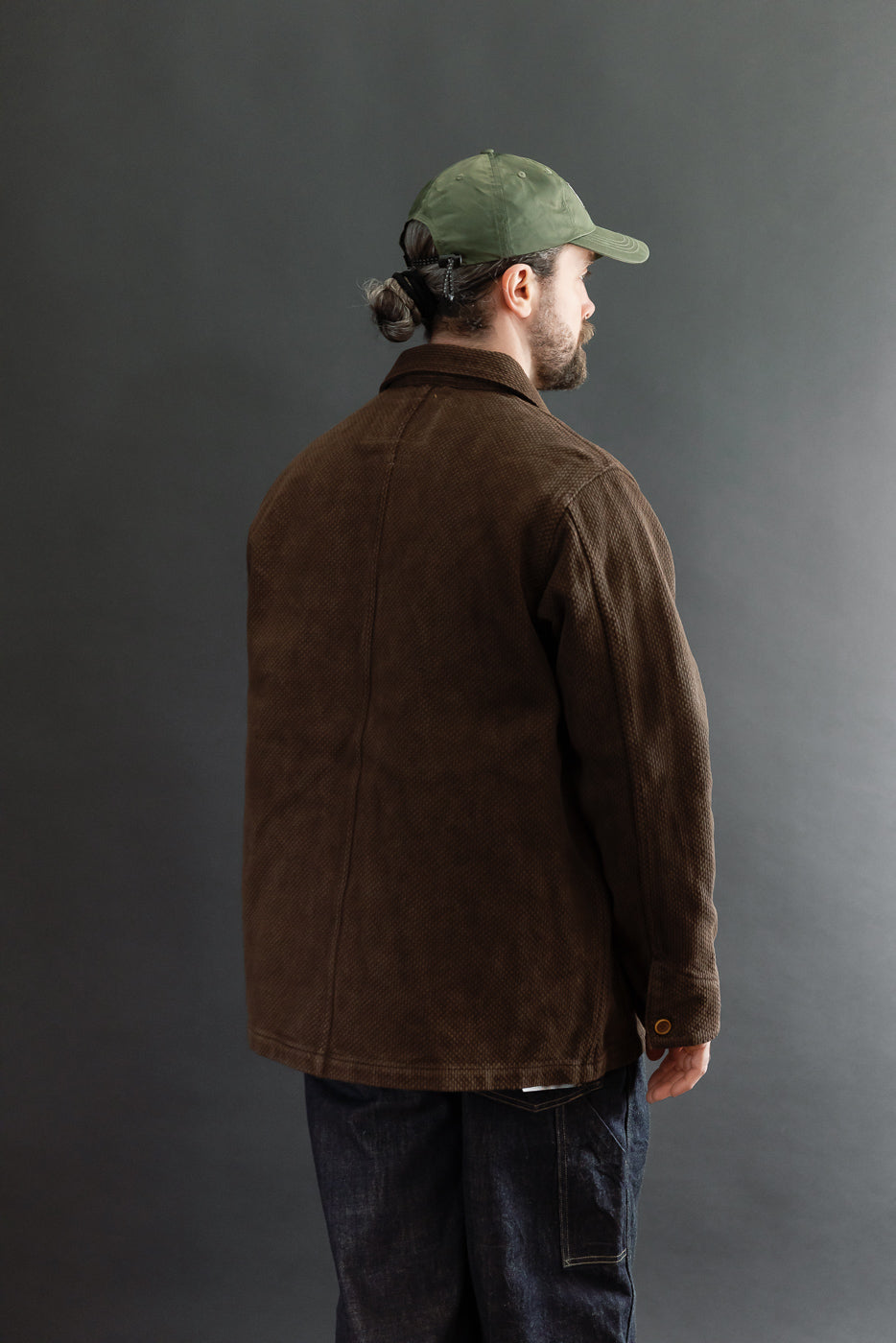 Back view of a male model (5'9