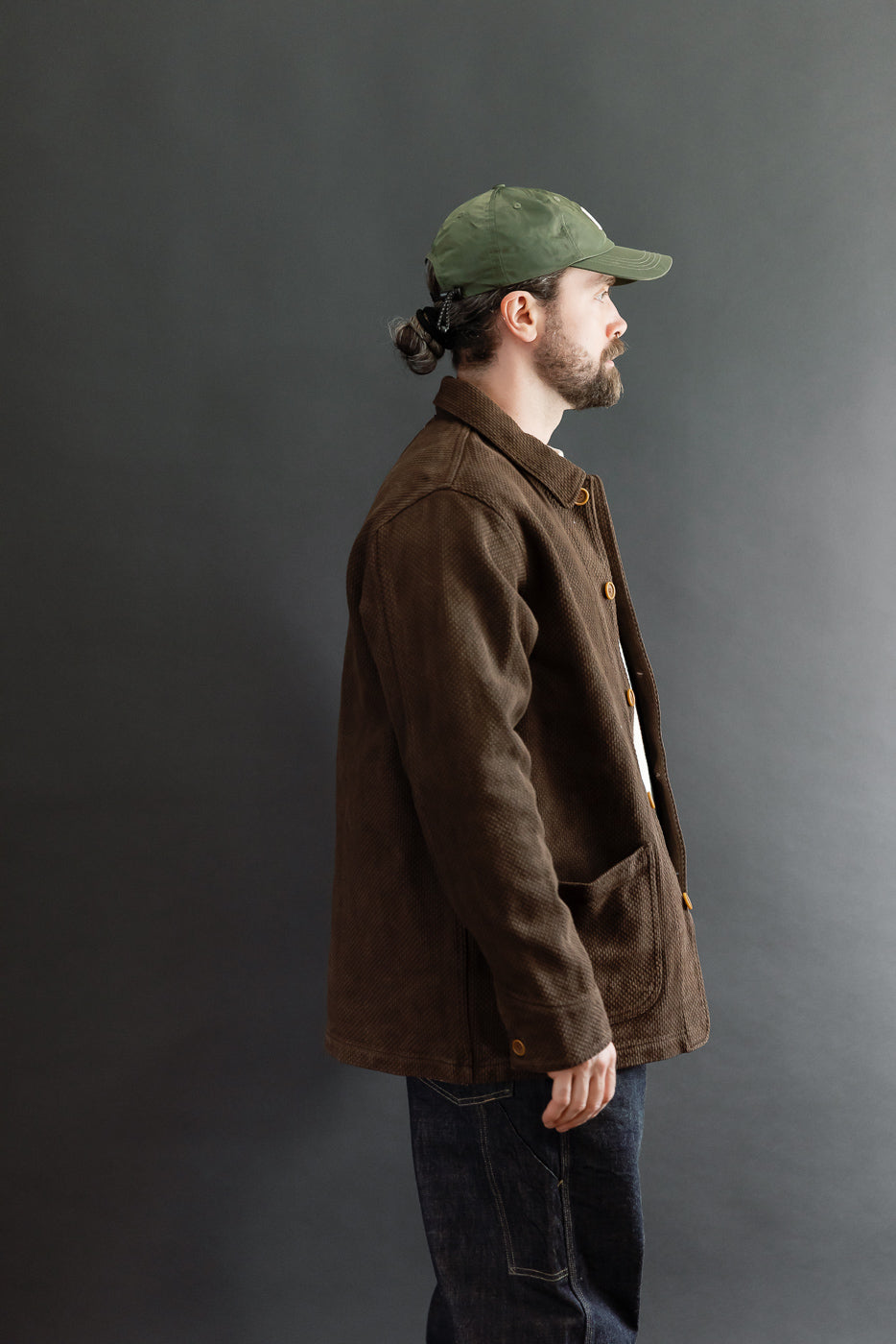 Side view of a male model, 5'9