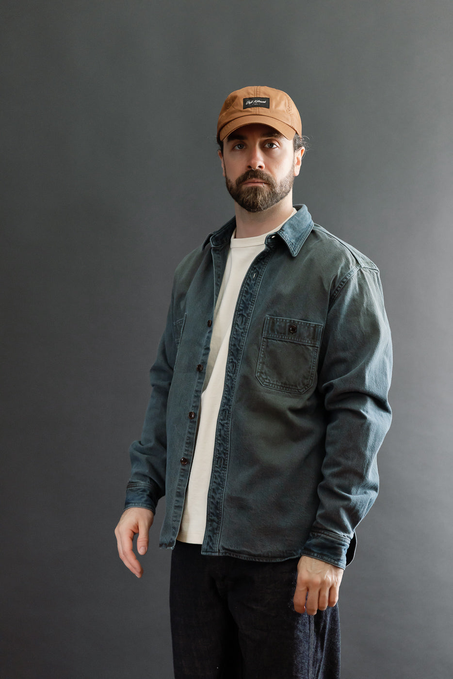 Front view of a male model (5'9