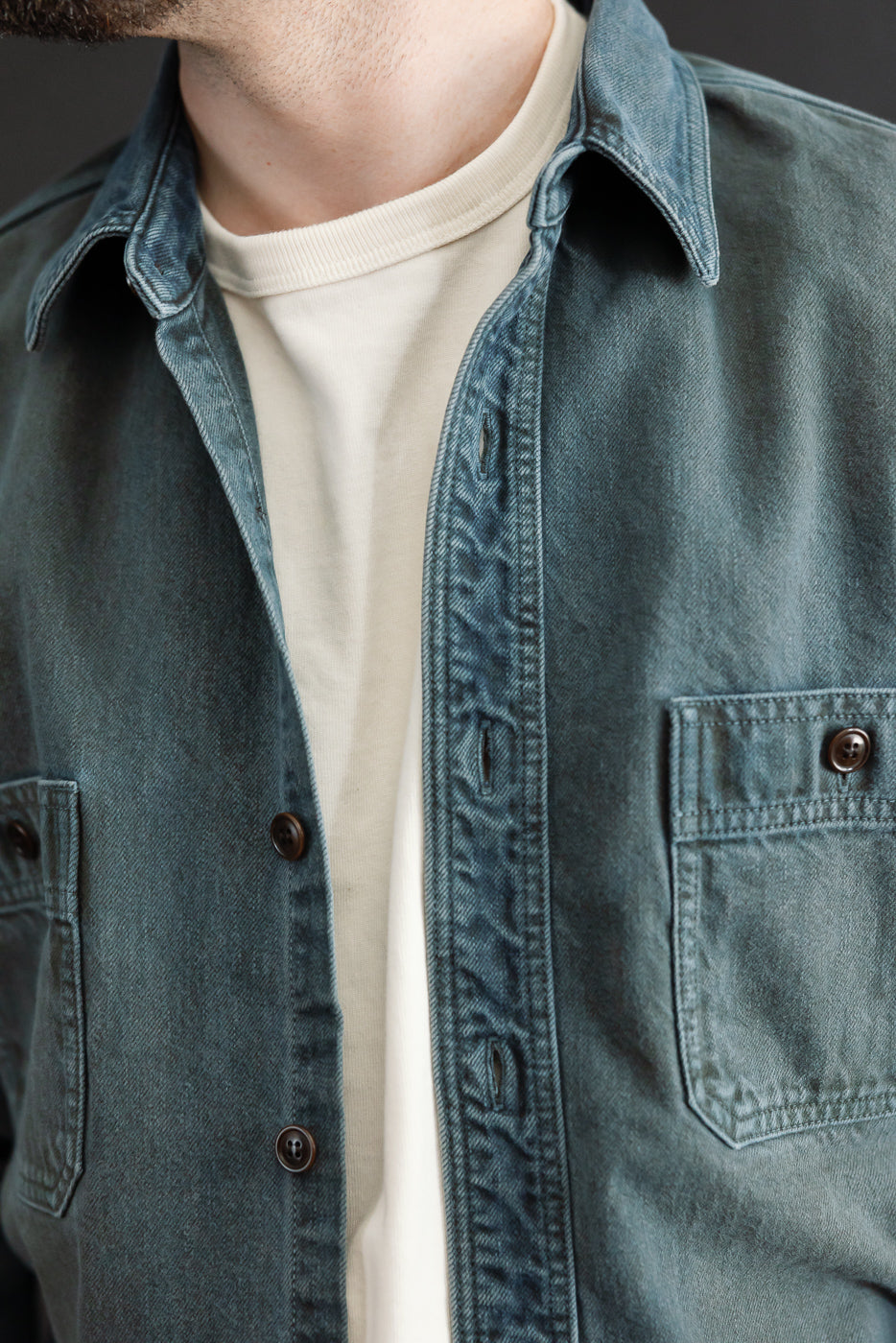 Close-up front view of a male model (5'9