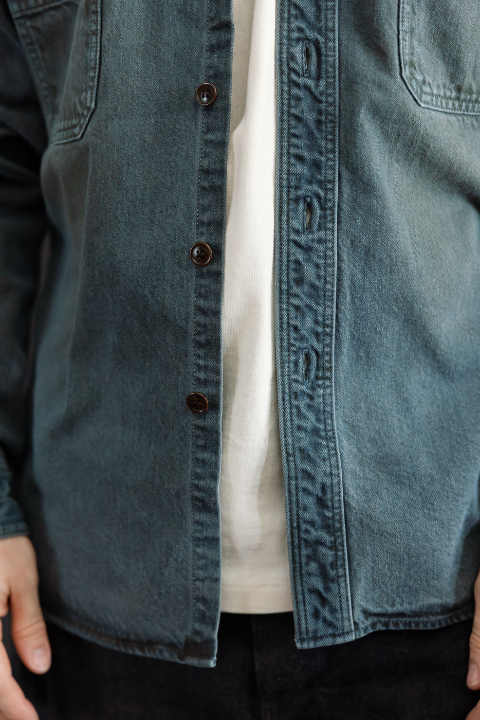 Close-up front view of a male model (5'9