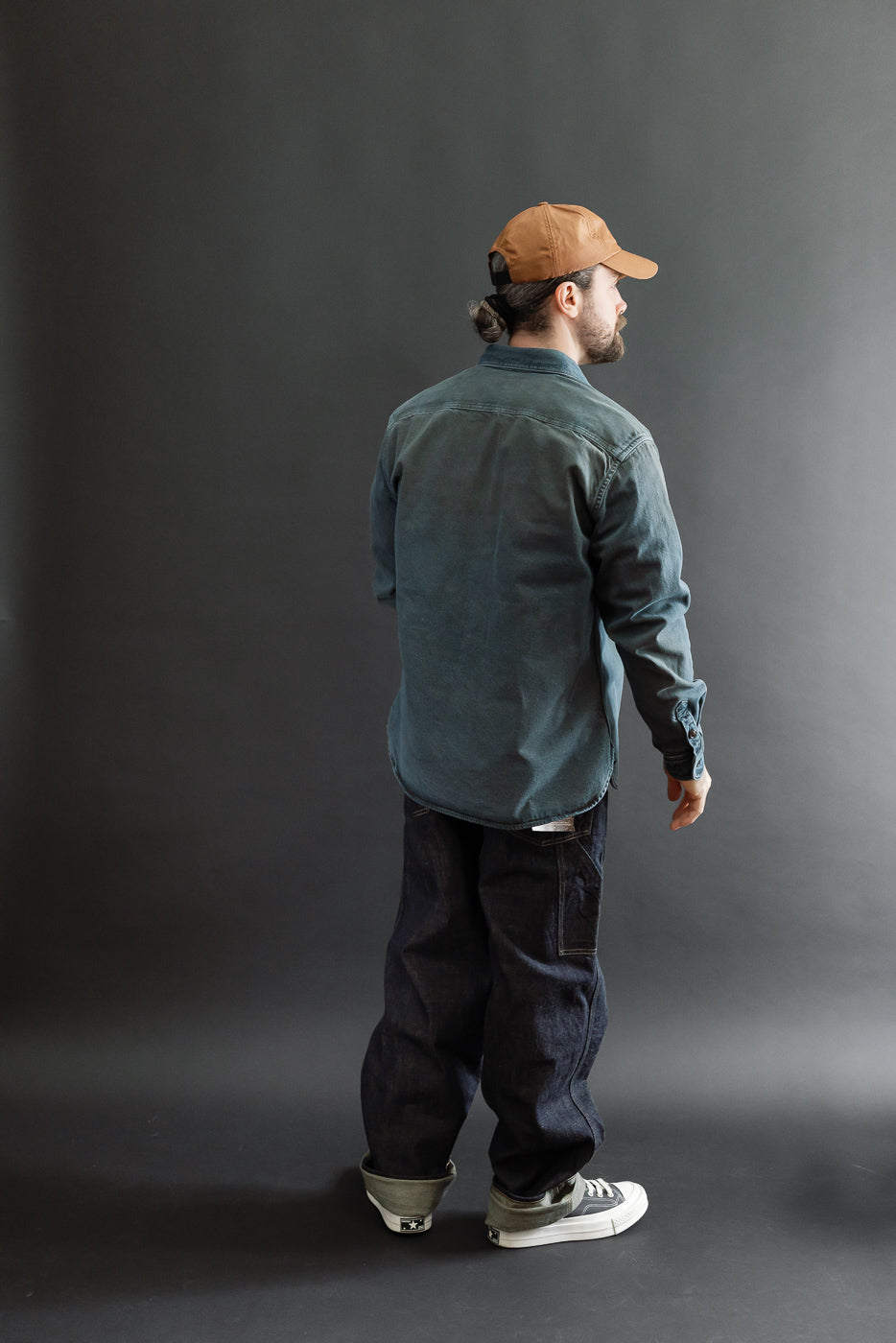 Full body back view of male model (5'9