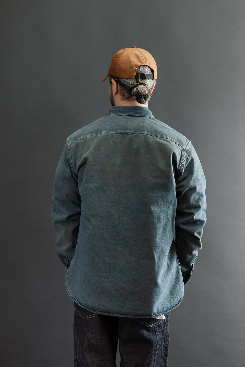 Back view of a male model, 5'9