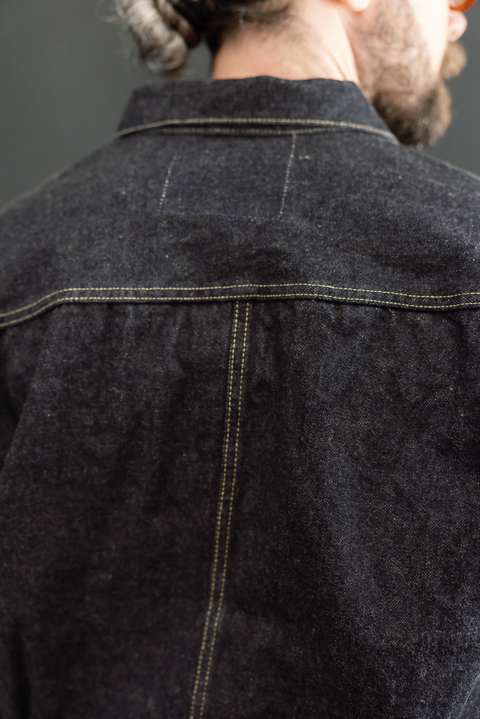Back view close-up of male model, 5'9