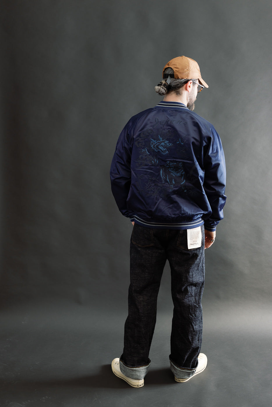 Full body rear view of male model, 5'9